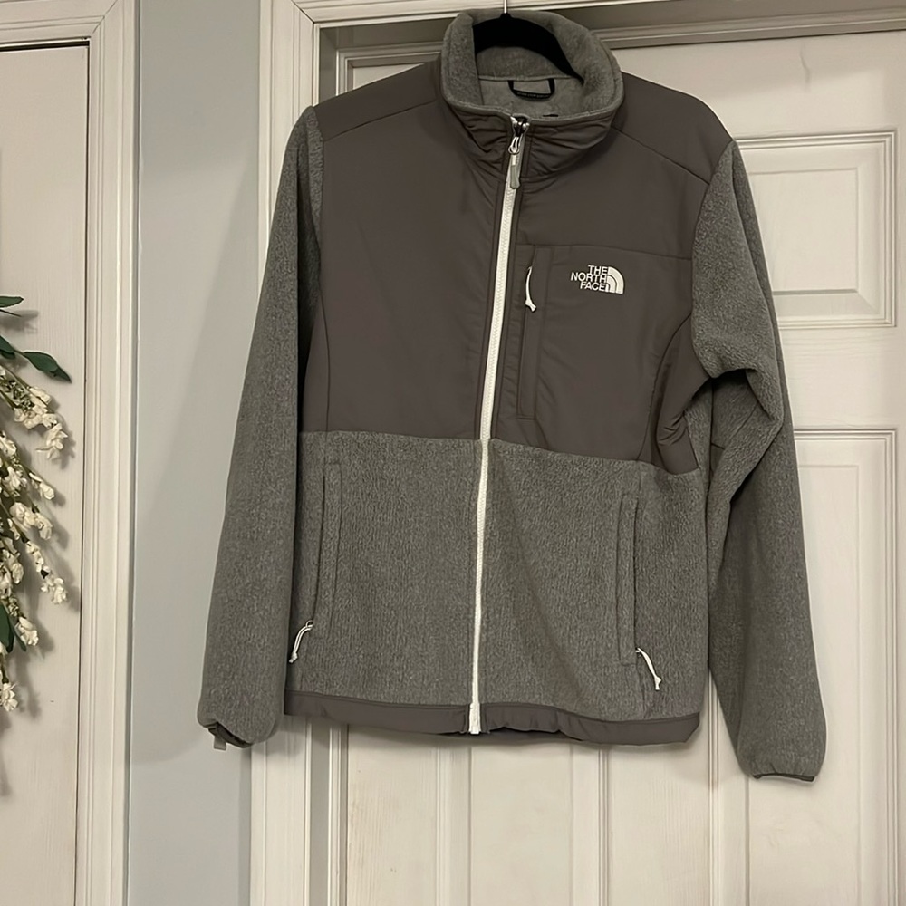 Women’s Gray fleece North Face (NEW without tags)